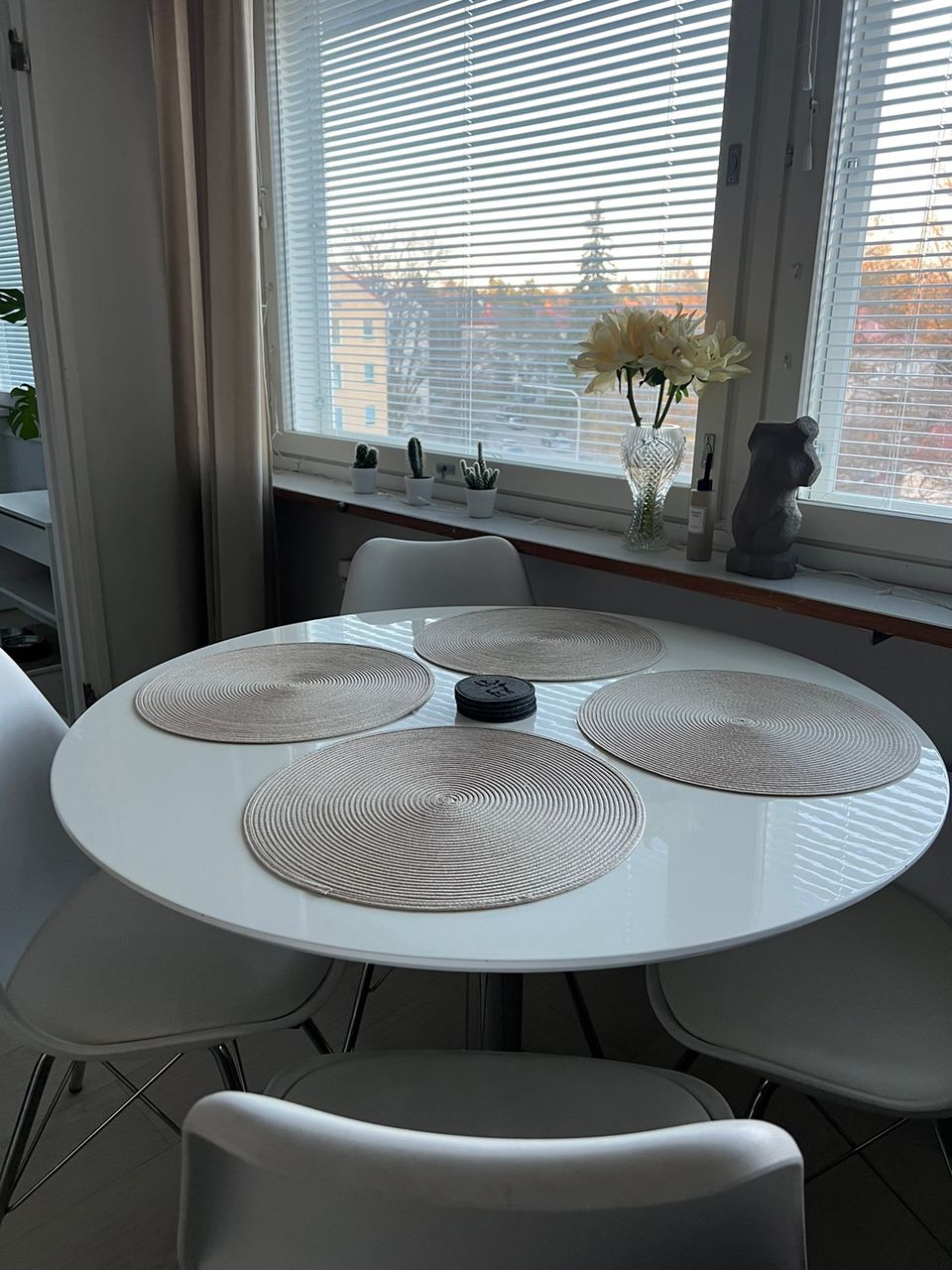 Pöytä+4kpl tuoleja