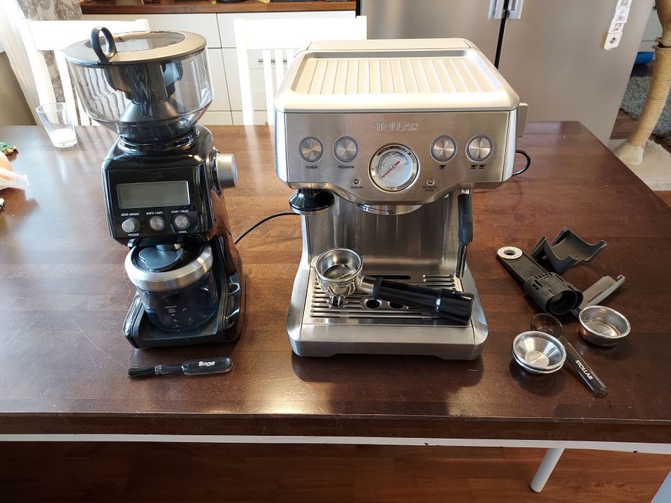 Espressokahvikone ja kahvimylly