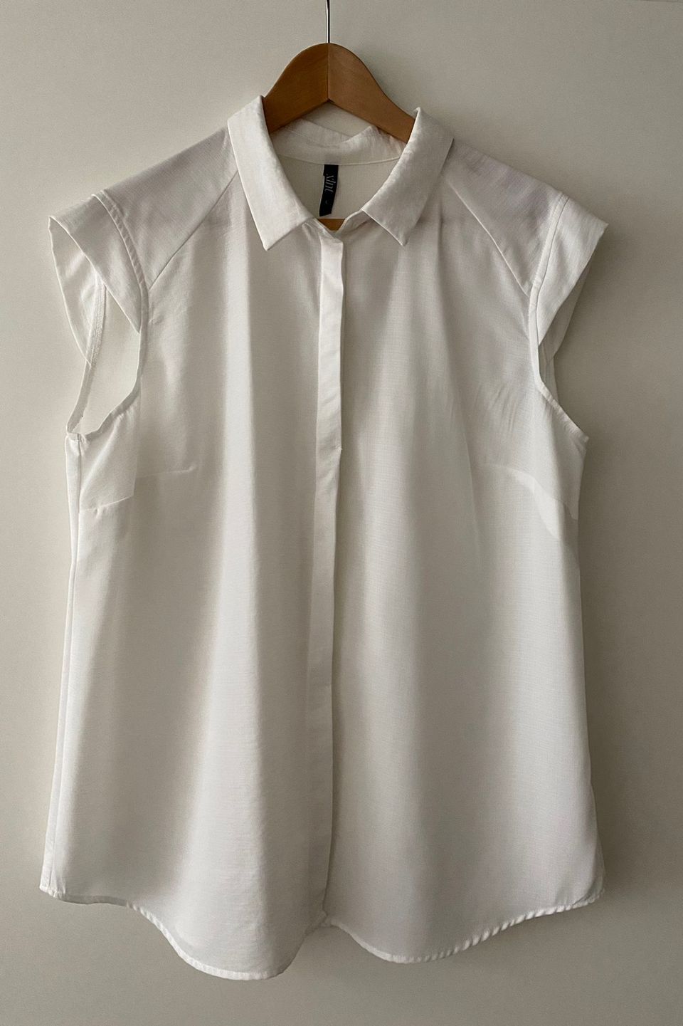 Valkoinen hihaton paita