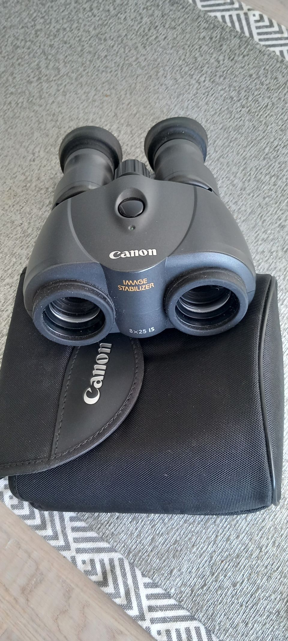 Canon 8x25 is kiikari kuvanvakaimella