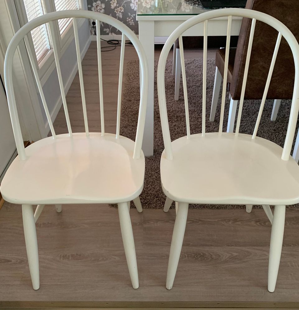 2 kpl vanhoja täyspuu tuoleja