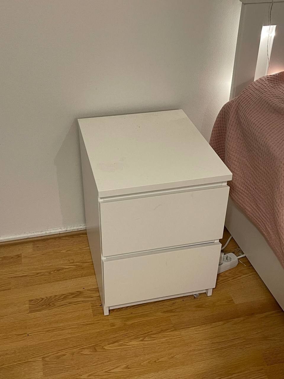 Valkoinen yöpöytä IKEA (2 laatikkoa)