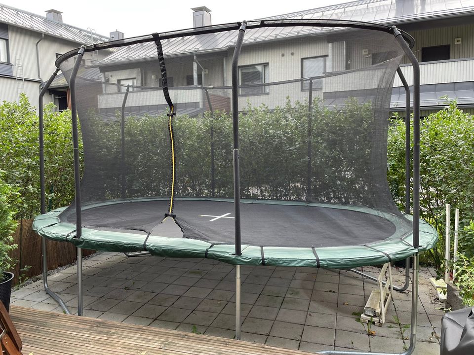 Vähän pompittu trampoliini 3m x 4,60m
