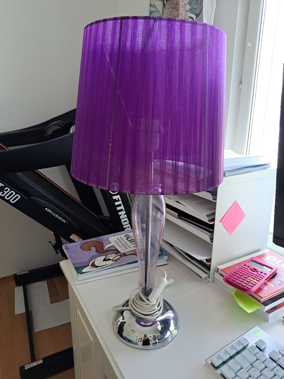 Violetti pöytälamppu