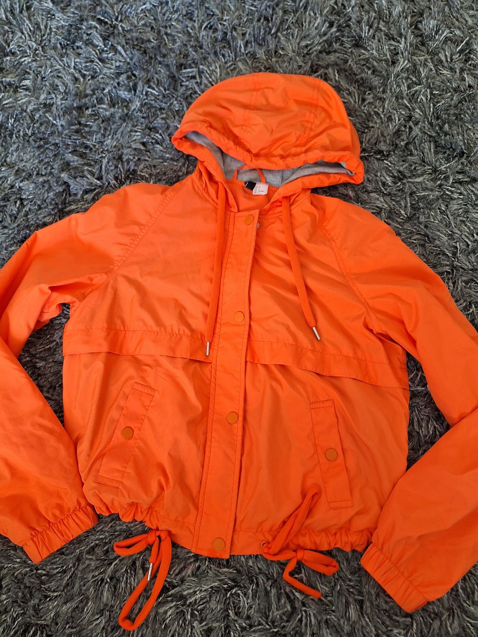 Pirteän oranssi crop-mallinen takki