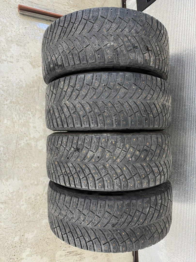 225 50 R17 Michelin X-Ice North 4. Nastoja puuttuu