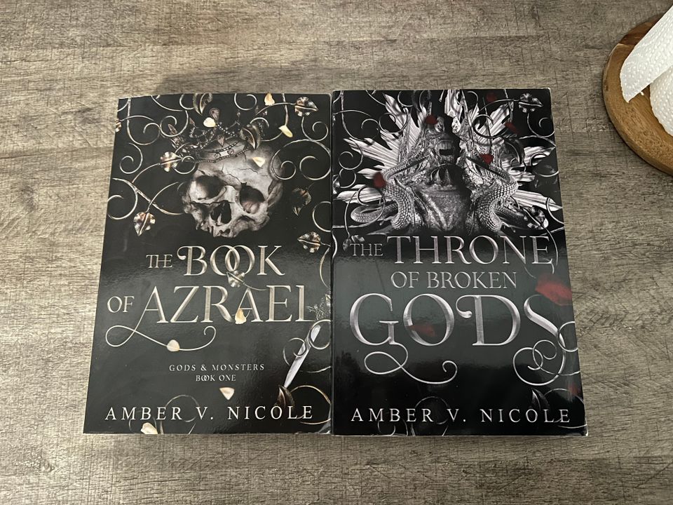 Gods & Monsters Amber V. Nicole fantasia kirja