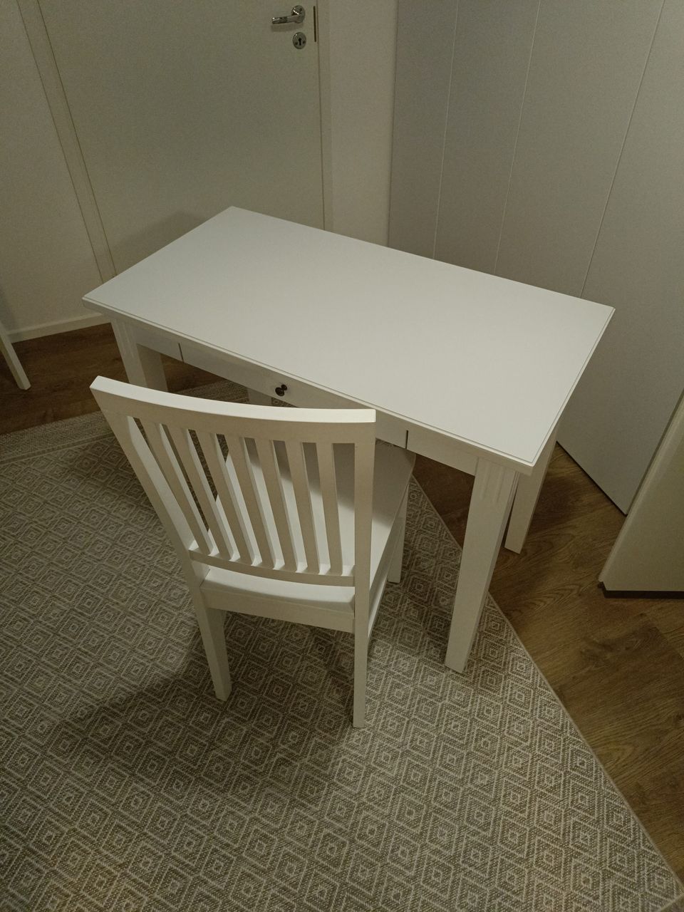 Pöytä ja tuoli