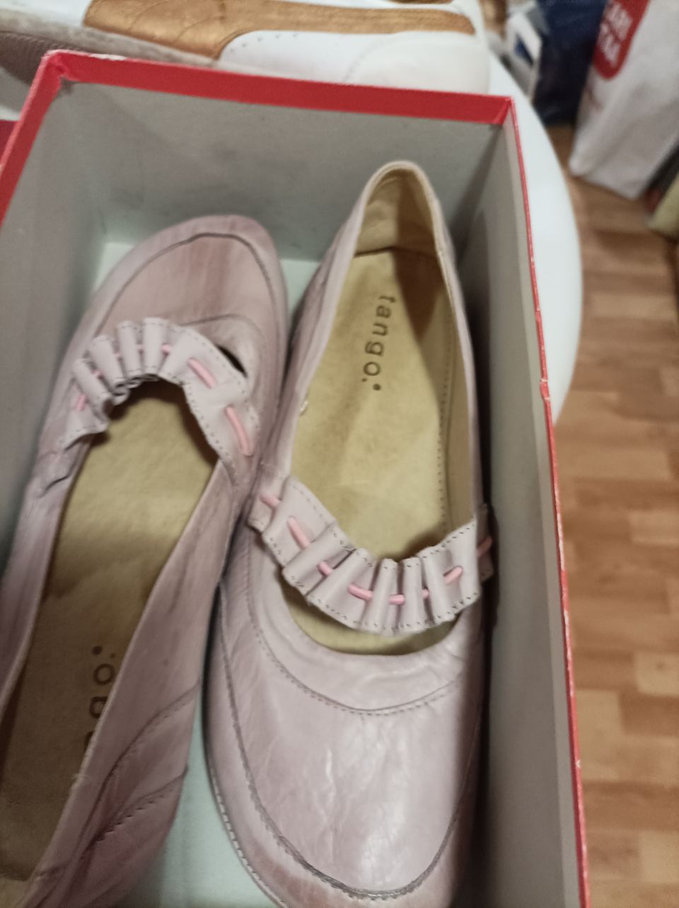 Uudet vaaleanpunaiset nahka kengät