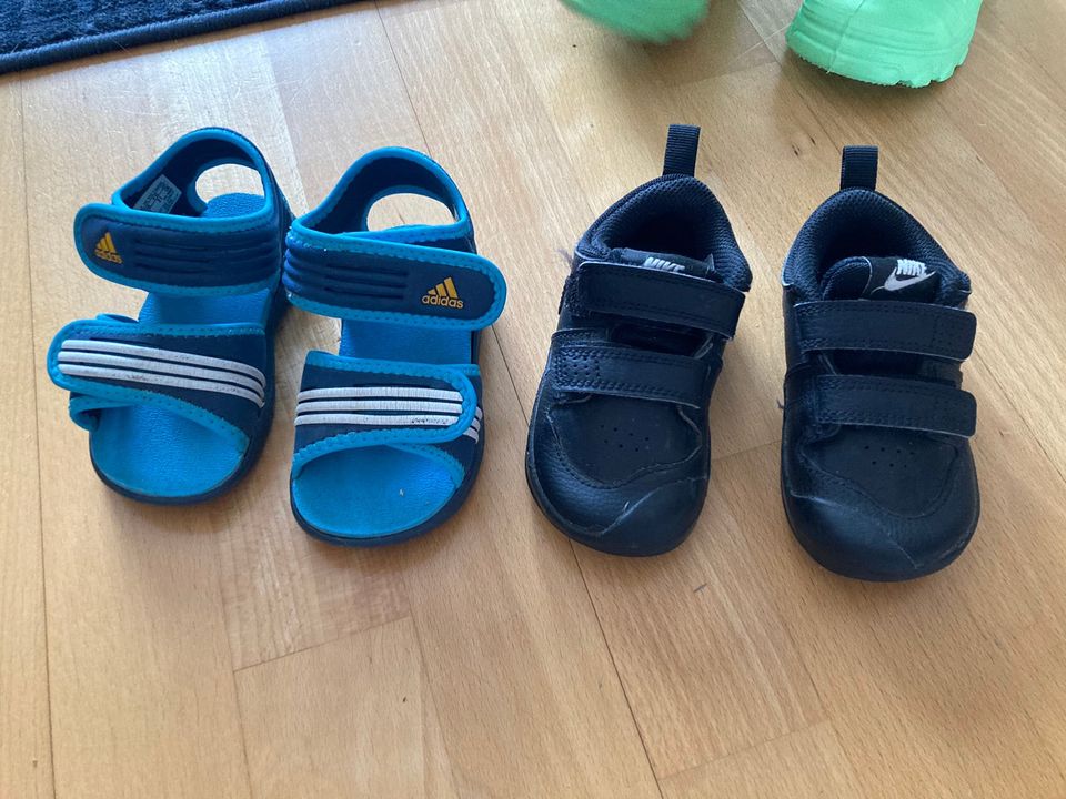 siniset Adidaksen sandaalit