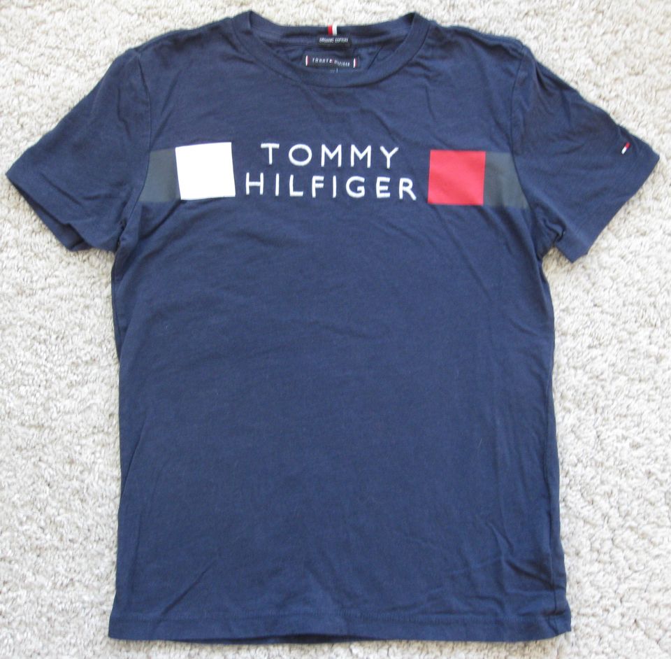 Pojalle Tommy Hilfiger paidat koko 152cm