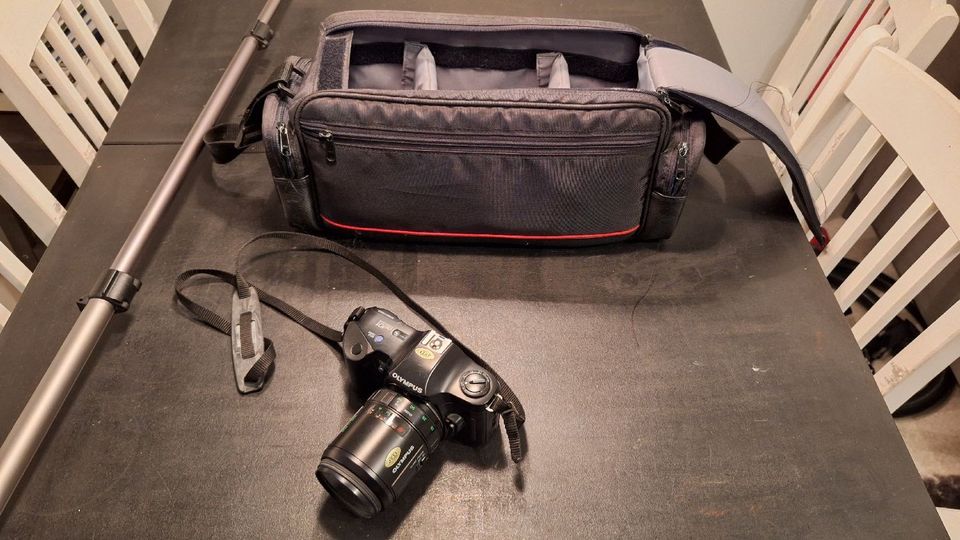 Olympus kamera, kameralaukku, teline