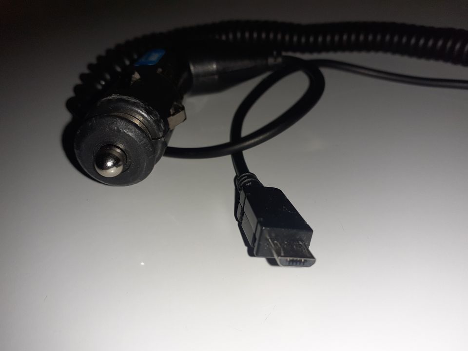 Autolaturi puhelimelle, micro-USB -liitin