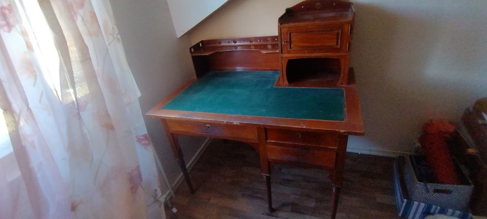 Vanha kirjoituspöytä
