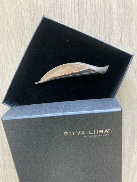 Lilja-rintaneula, hopeaa (design Ritva-Liisa Pohjalainen)