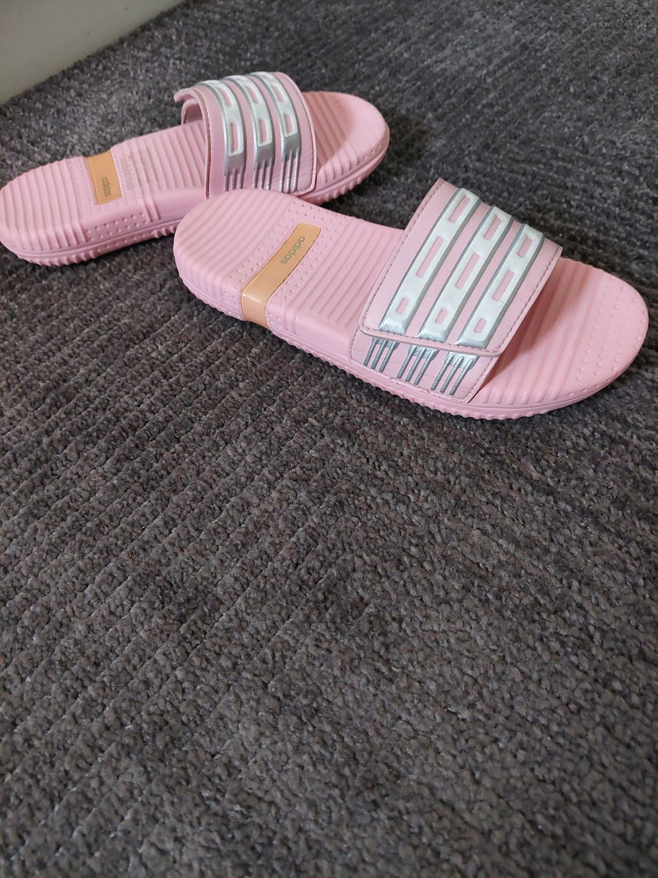 Adidas sandaalit