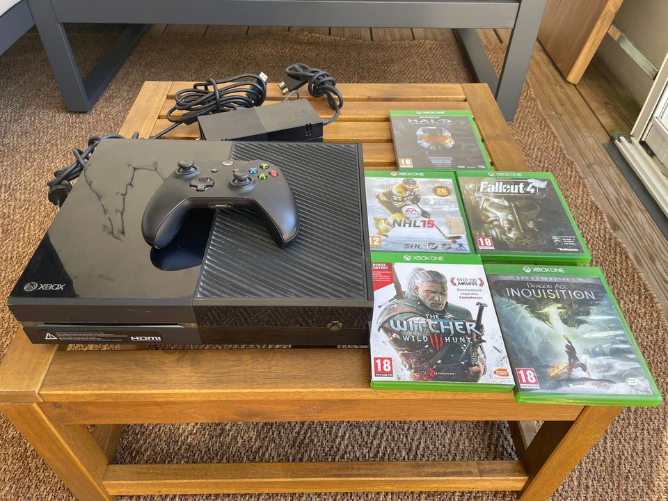 Xbox One + ohjain ja viisi peliä