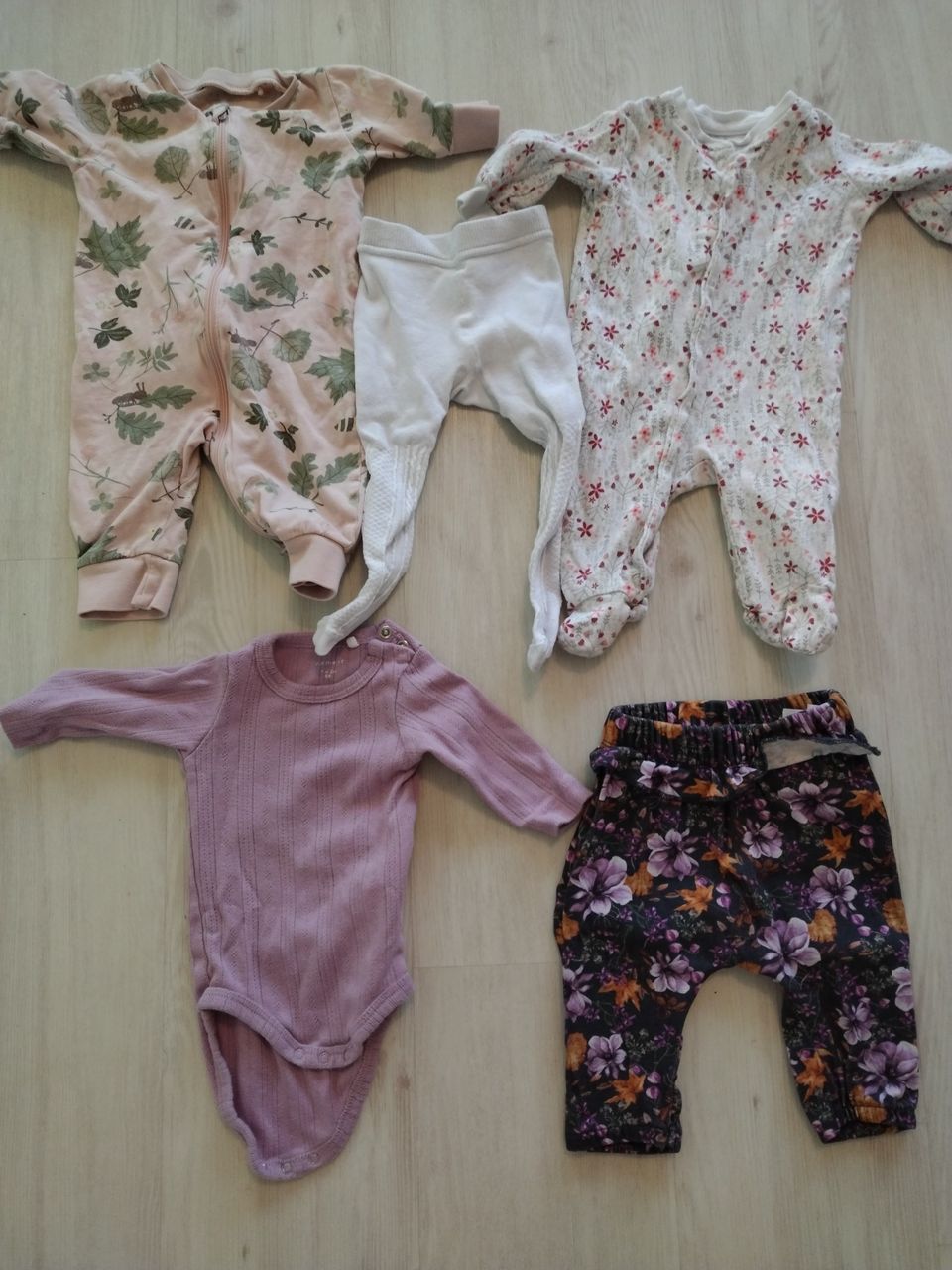 Vauvan vaatteita koko 50-56