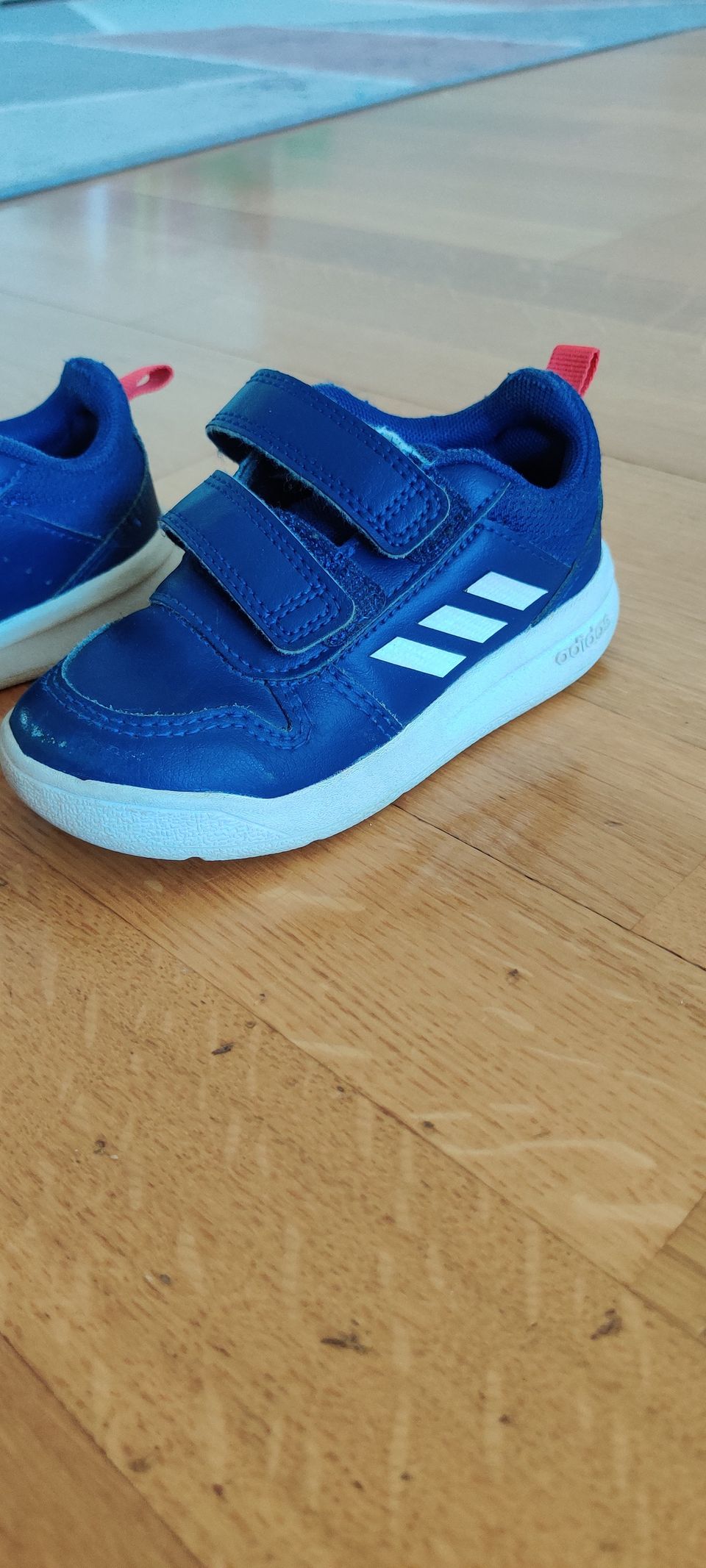 Adidas kengät 23