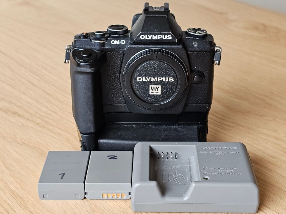 == Olympus OM-D E-M5 body + HLD6 battery grip