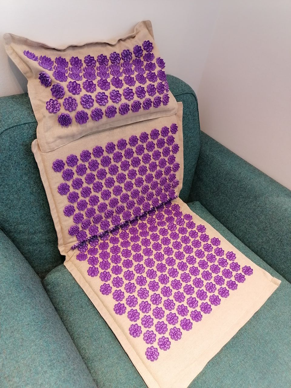 Fully natural acupressure massage mat and pillow