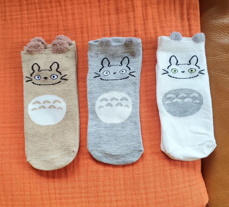 Kolmet Totoro-nilkkasukat