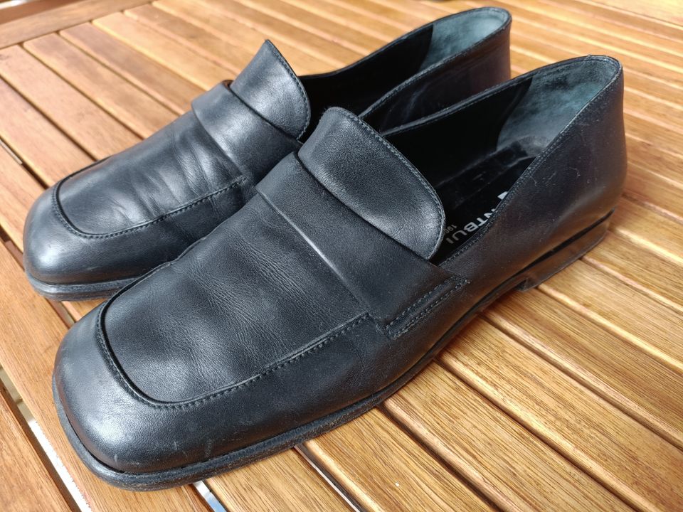Mustat loaferit