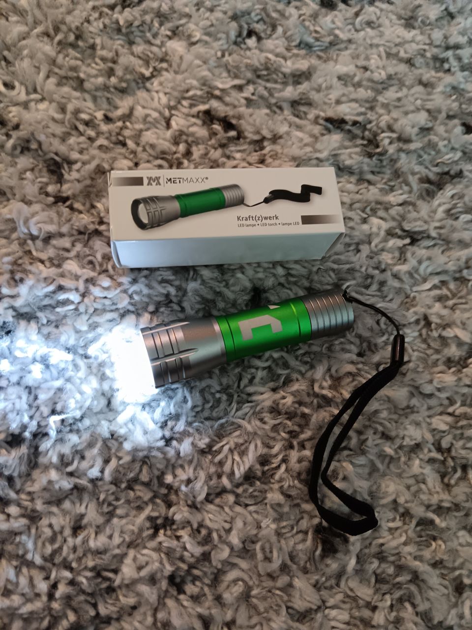 Uusi LED-taskulamppu