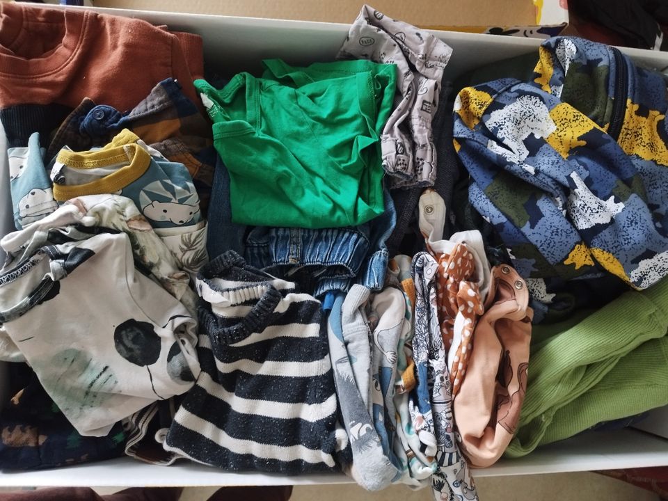 Äitiyspakkauslaatikollinen poikien vaatteita koossa 50-104cm