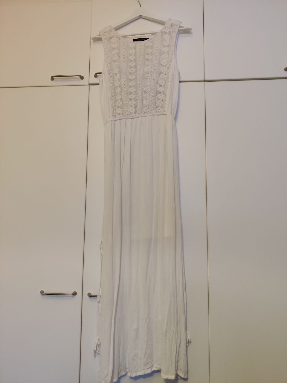 Valkoinen mekko pitsillä (M-koko)