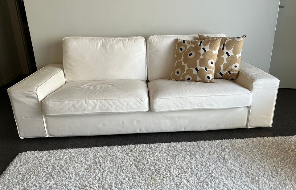 Valkoinen 3-istuttava sohva