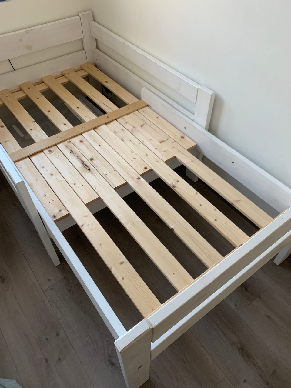 Jatkettava puinen sänky