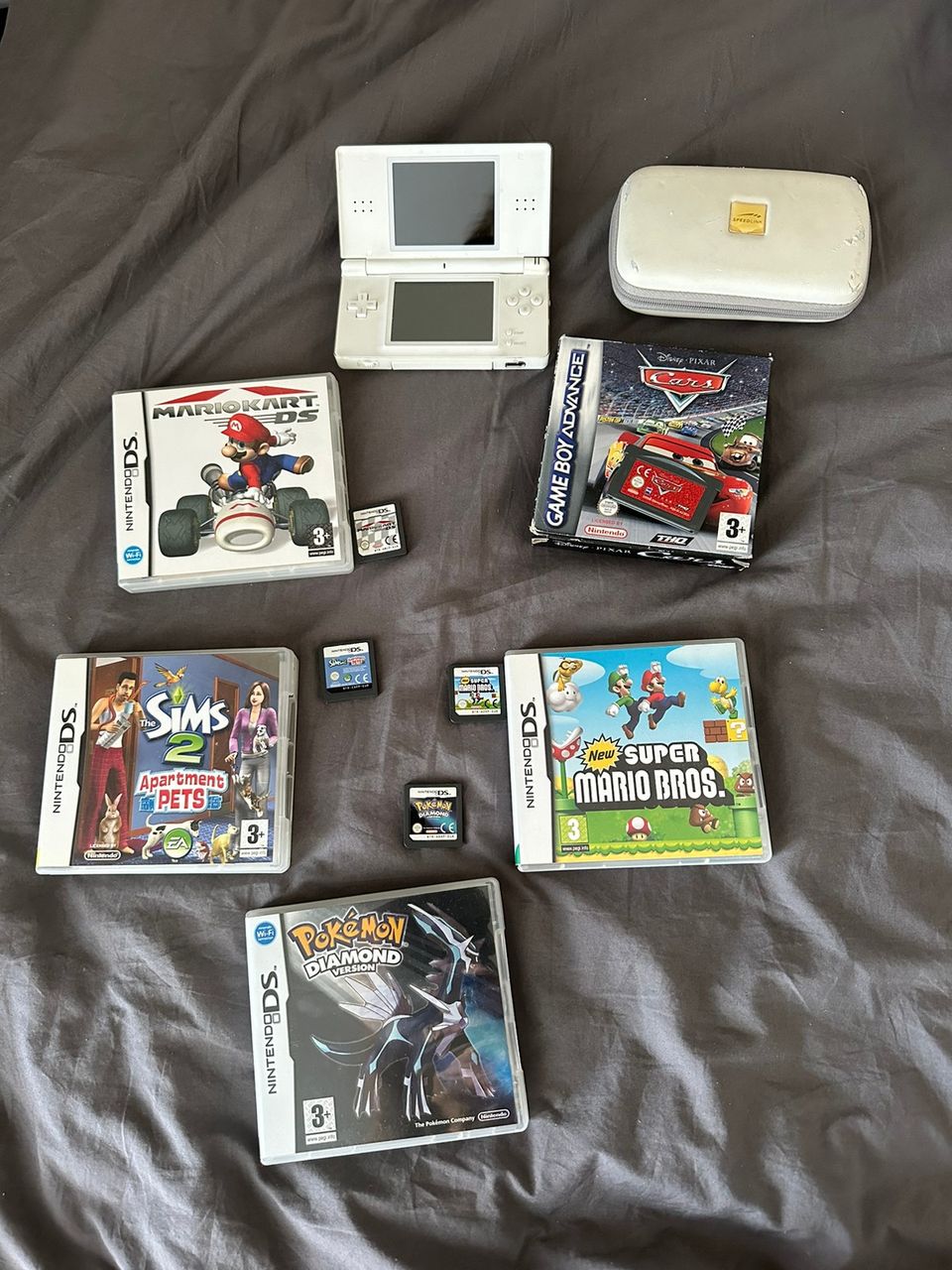 Nintendo DS-lite ja pelejä
