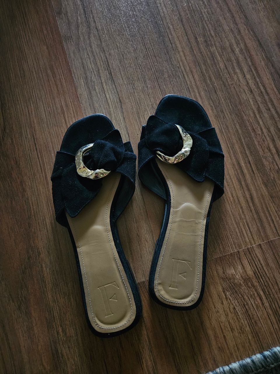 Flattered sandaalit