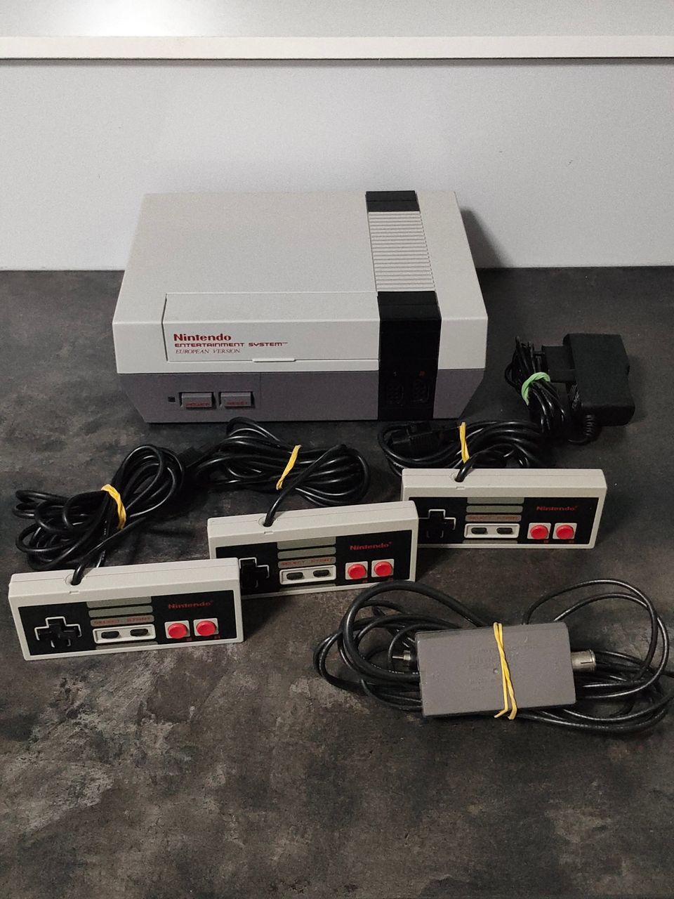 Nintendo NES 8-bit konsoli + 3 Nintendon ohjainta