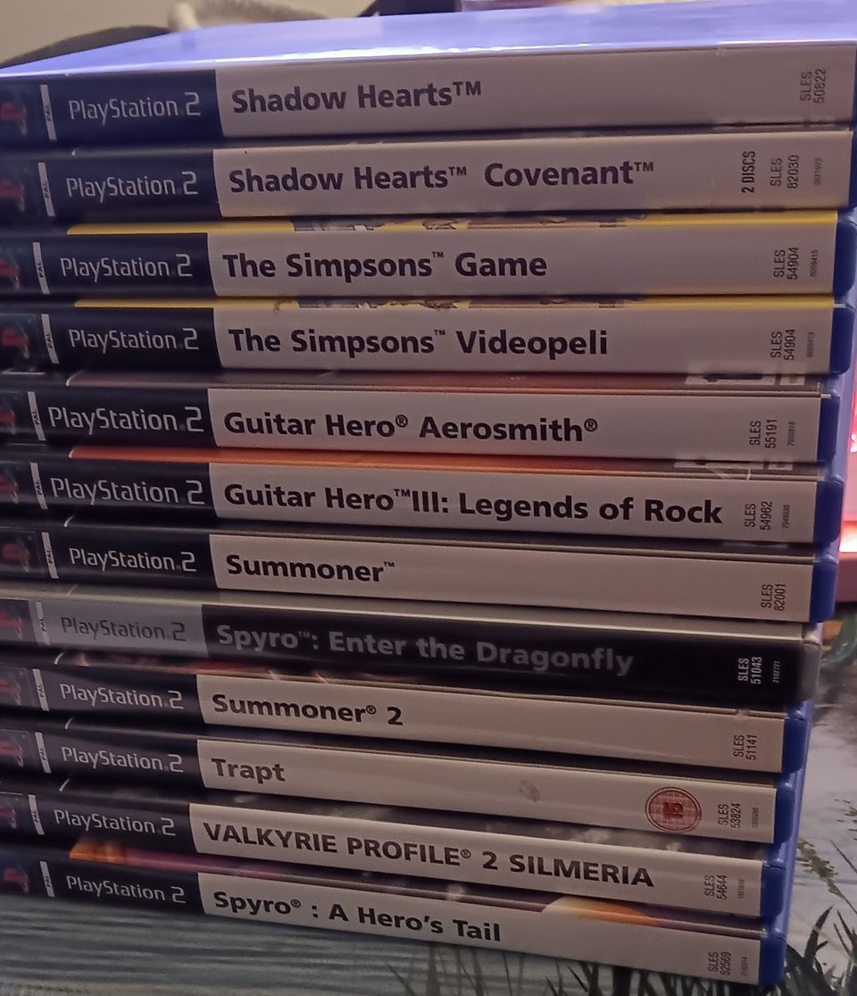 PS2 pelejä mm Shadow Hearts, Spyro yms, ja ps1 ohjain