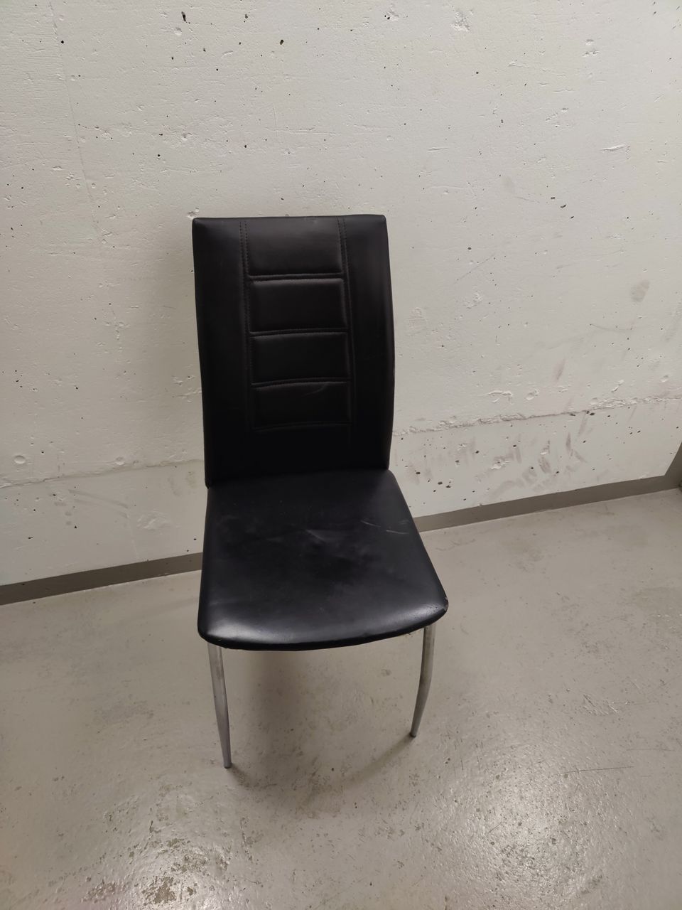 musta tuoli