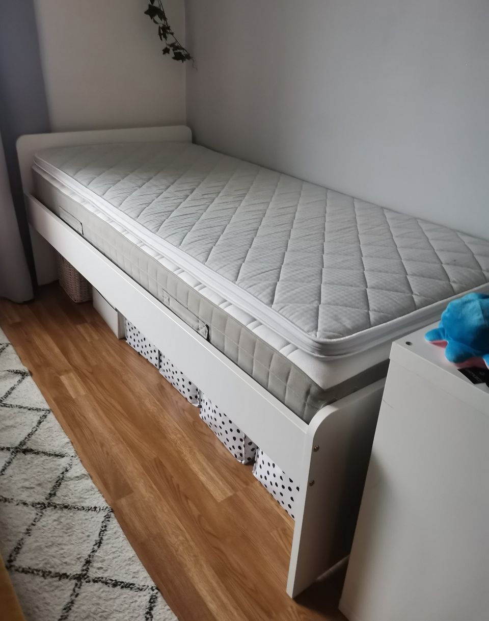 Ikea Släkt sängynrunko + Hamarvik jpustinpatja