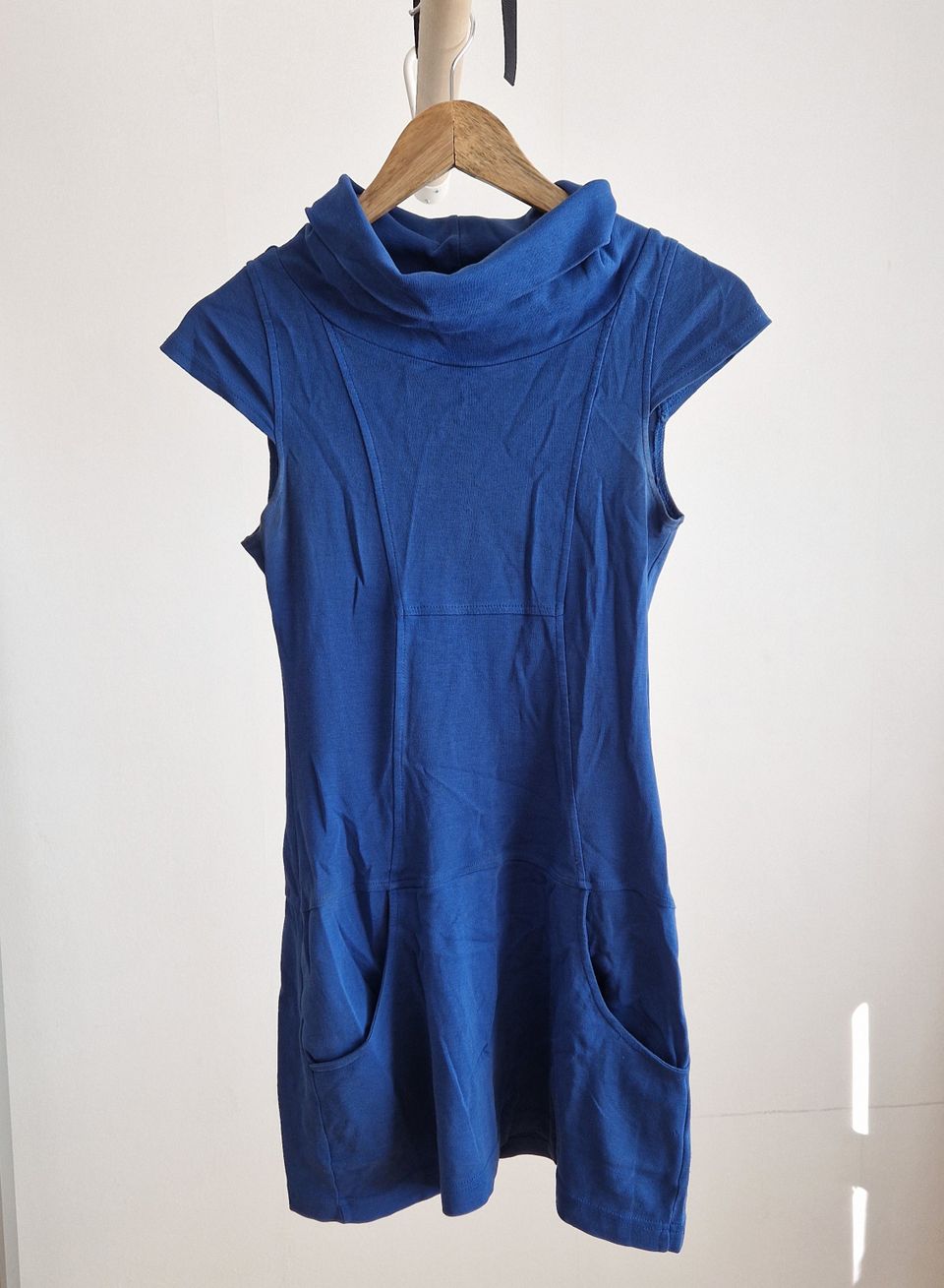 Sininen mekko