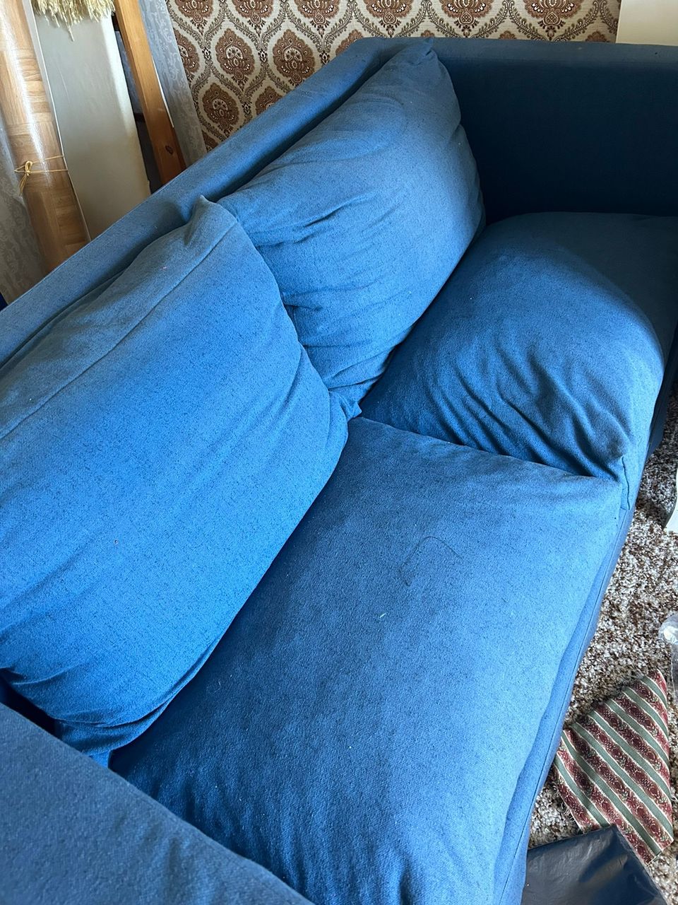 vanha sininen kahden istuttava sohva