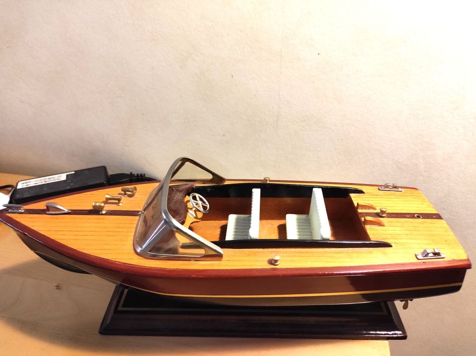 Mahonkivene. Klassisen Speedboatin puinen pienois-malli.
