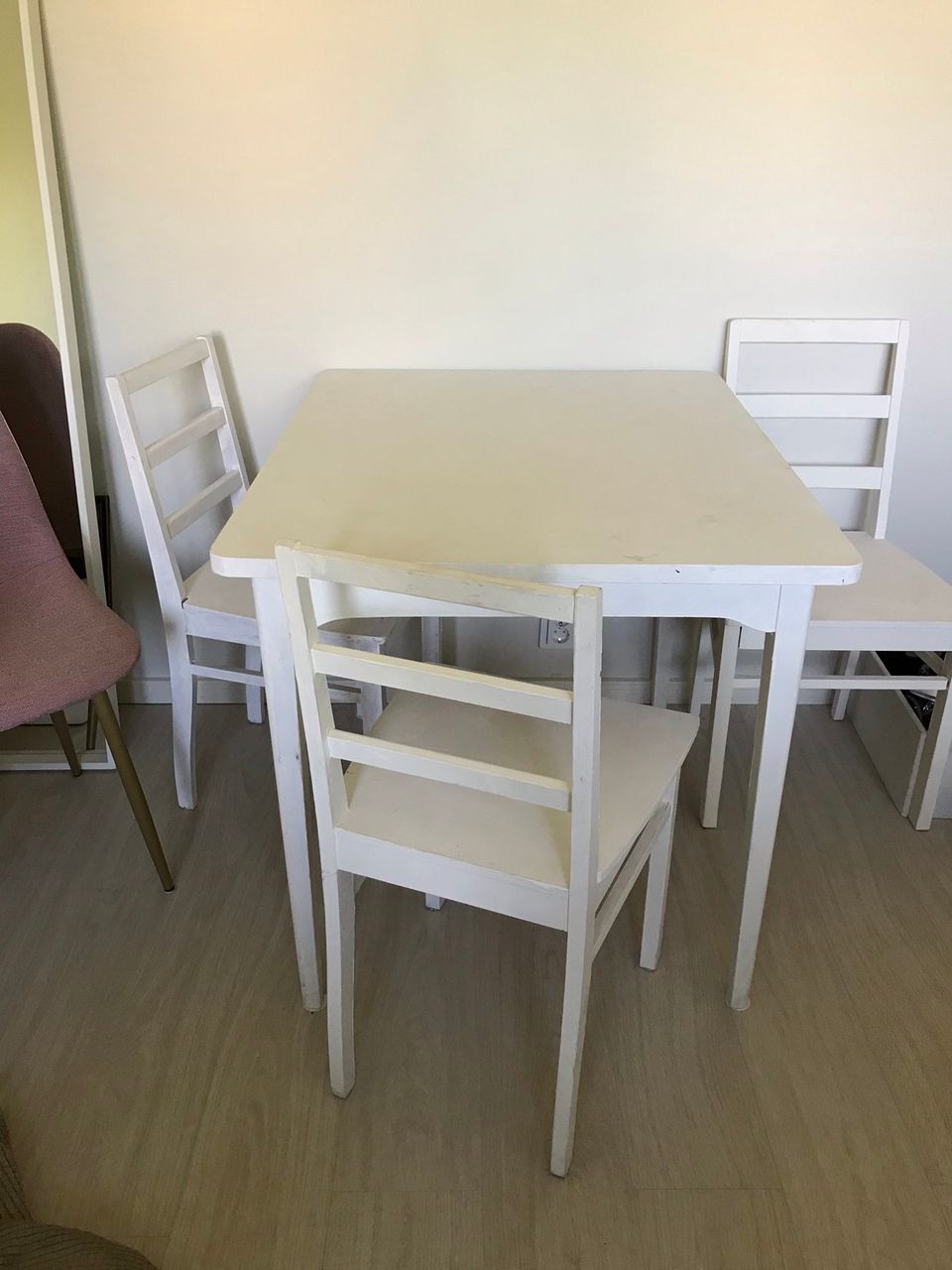 50-lukua: Pöytä 79cm ja kaksi tuolia