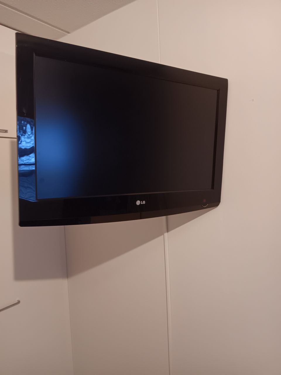 32" LG Televisio seinätelineellä