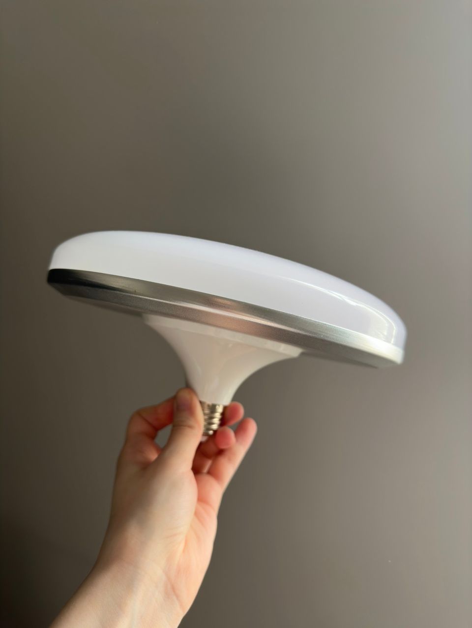 Ufo-mallinen LED-lamppu