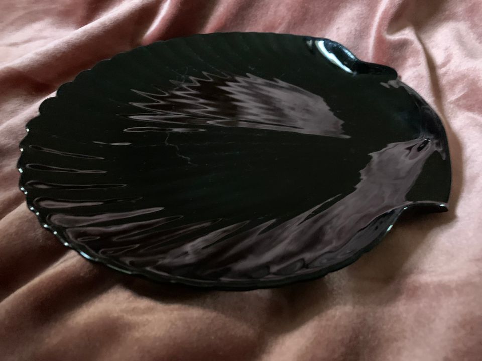 Musta, simpukanmuotoinen lasilautanen