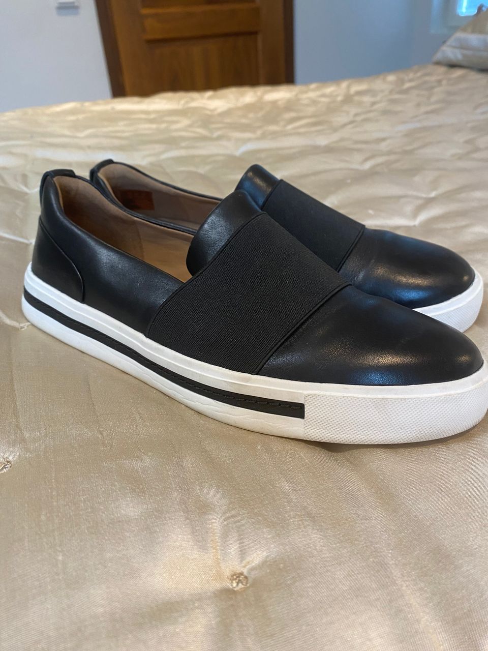 Clarks mustat loaferit