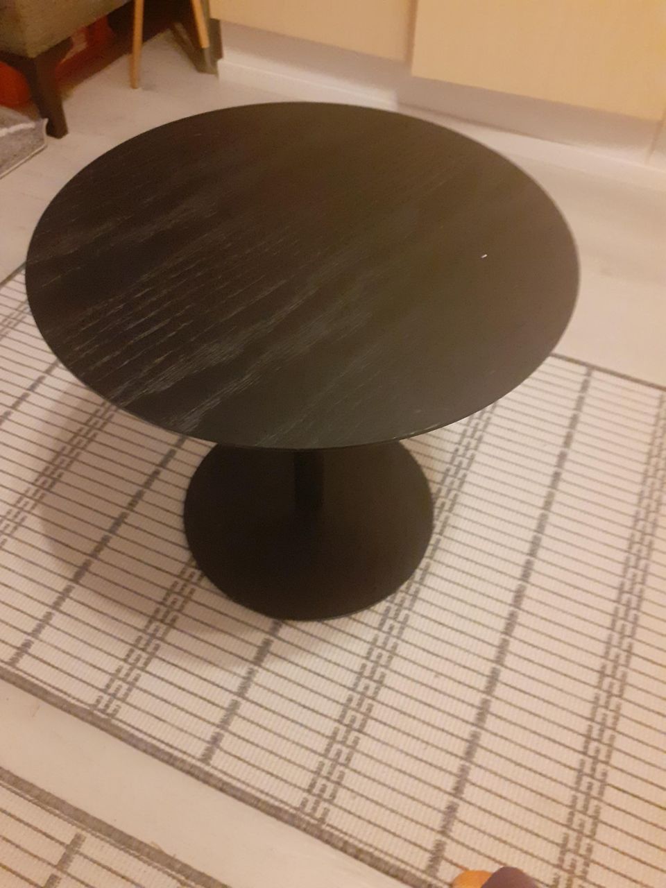 Pieni musta pöytä