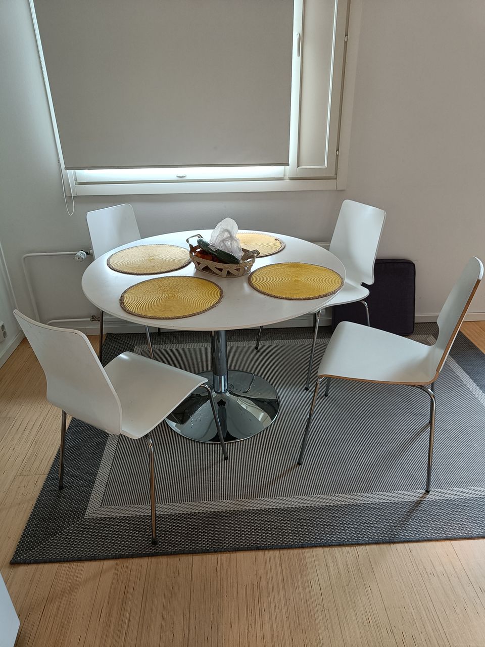 Keittiön pöytä + tuolit