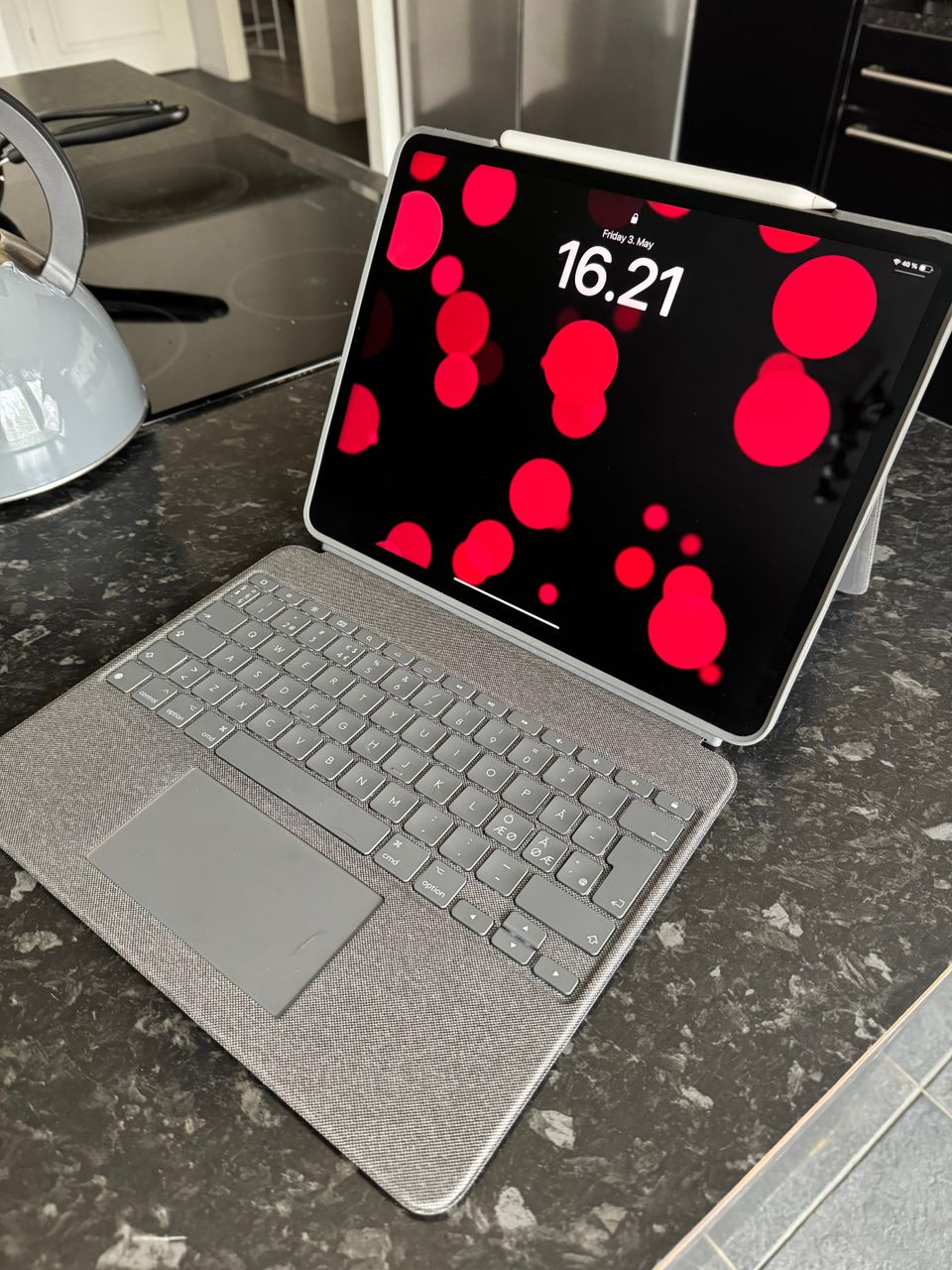 iPad Pro 12.9 (2019) 256GB wifi M1 + Apple Pencil (gen2) + Logitech combo touch