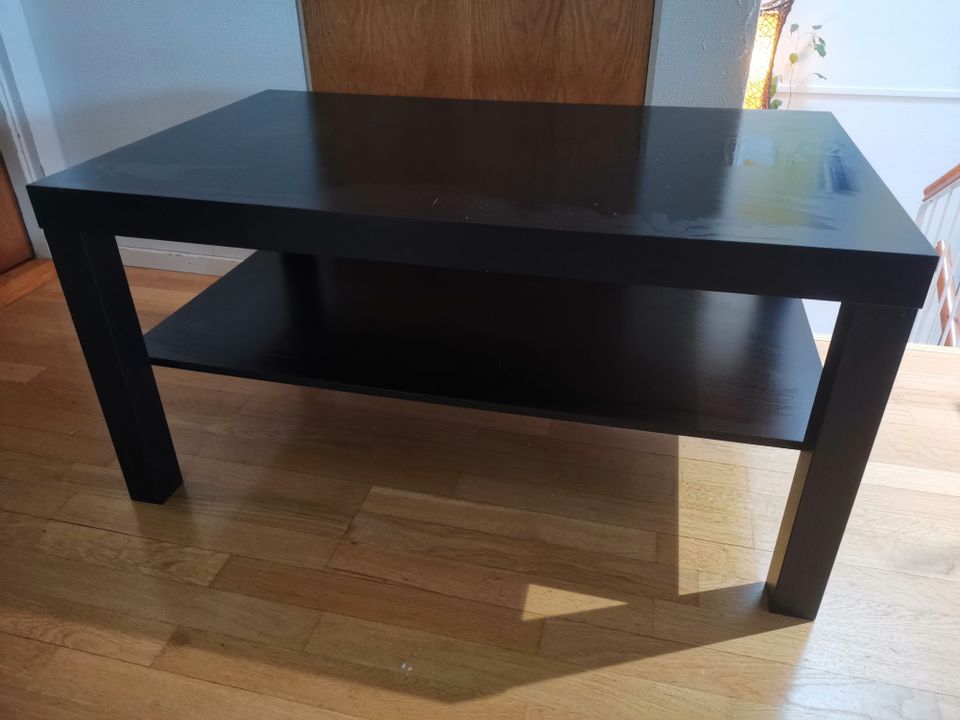 Ikean musta sohvapöytä